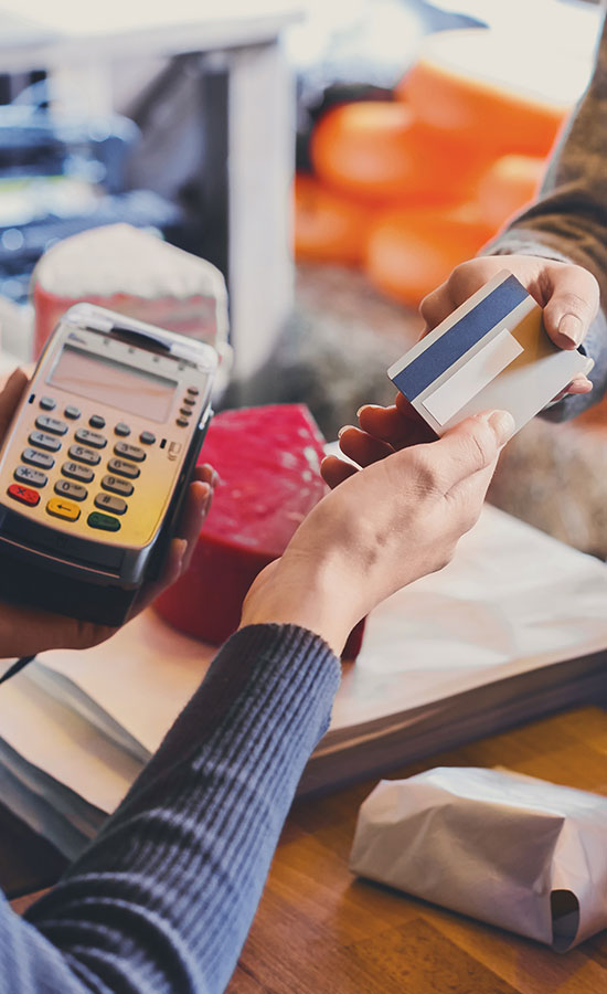 Cashier accepting return fraud from customer